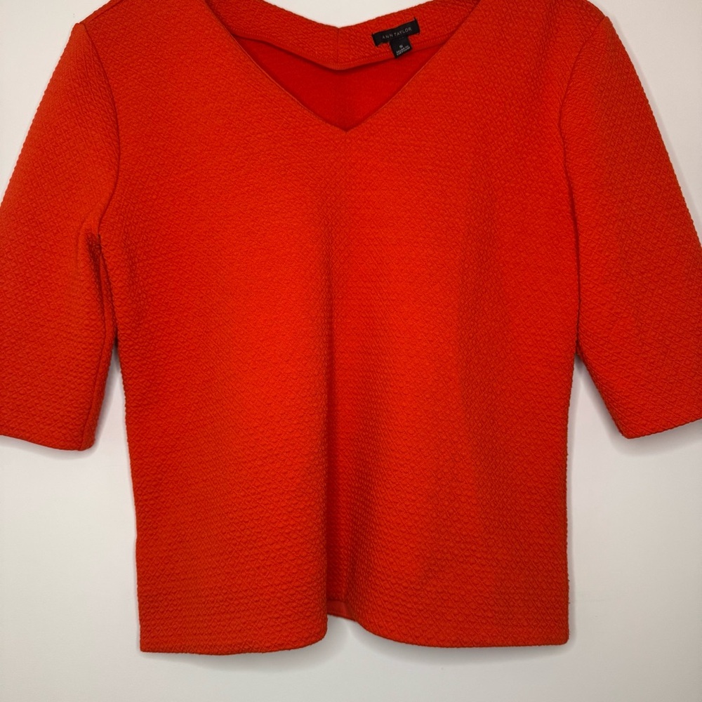 Small Ann Taylor Bold Orange Red Textured V-Neck Top Office Work Business Casual - Picture 5 of 9